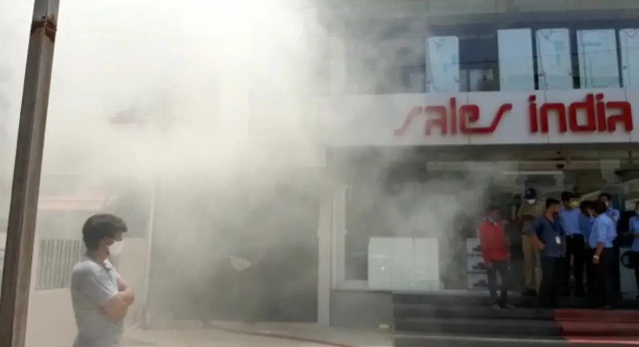 Close shave for the staff of home appliances showroom in Vadodara
