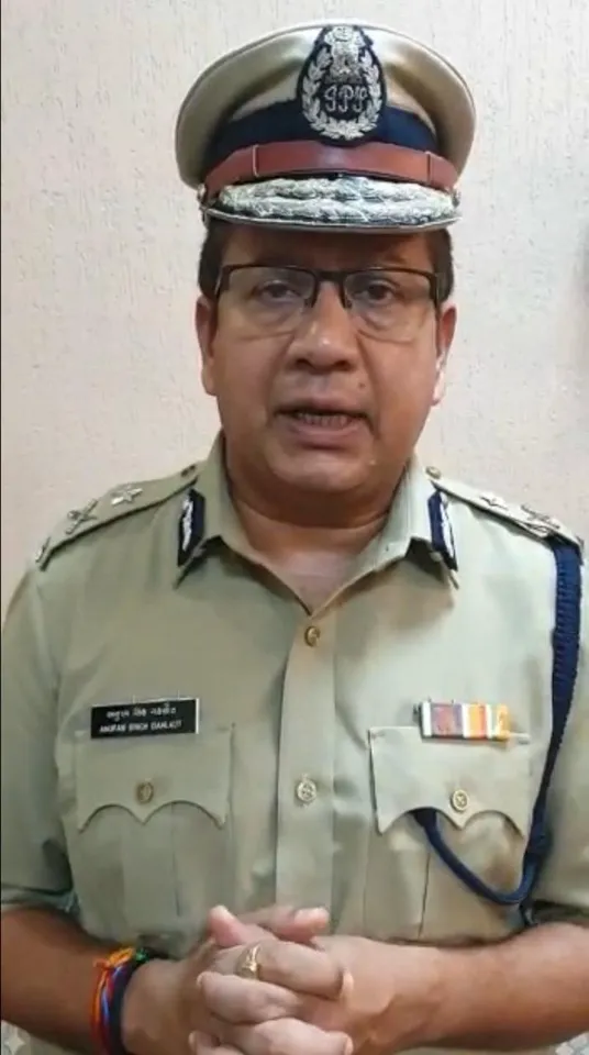 Vadodara police commissioner order to ban mobiles at points to implement lockdown properly