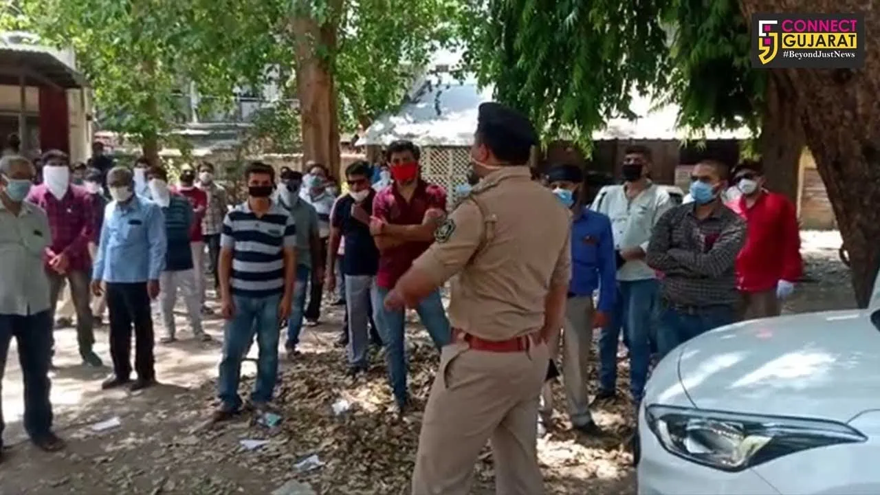 Vadodara police issued notices to more than 10 traders for violation of lockdown rules