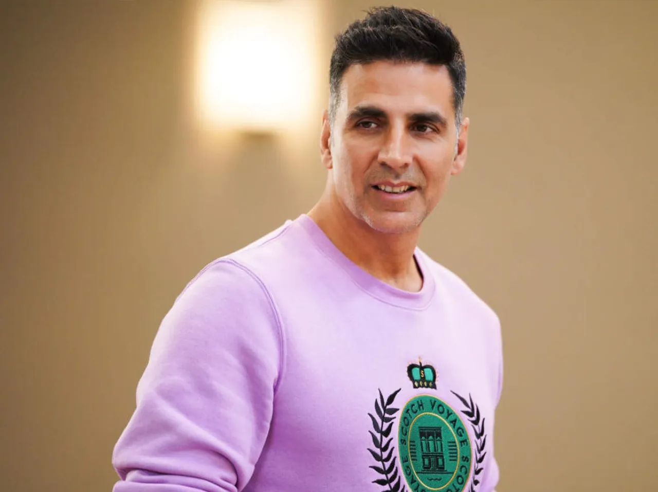 Akshay Donates Wrist Bands to Mumbai Police to Aid Detect COVID-19