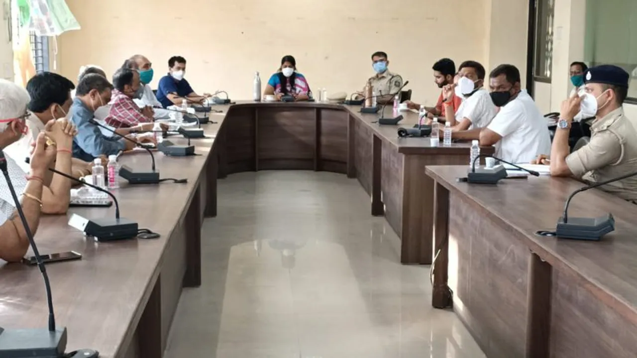 Vadodara District Collector and SP visited Padra to review the health situation