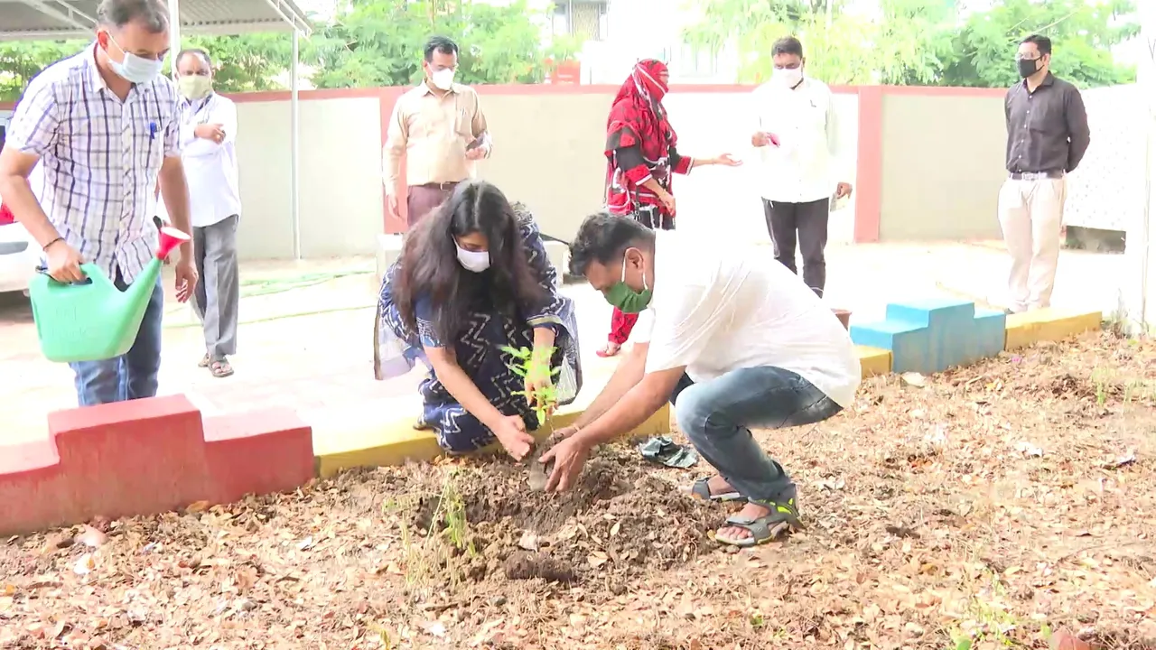 Vadodara Collector Shalini Agarwal visited Sayaji Primary School