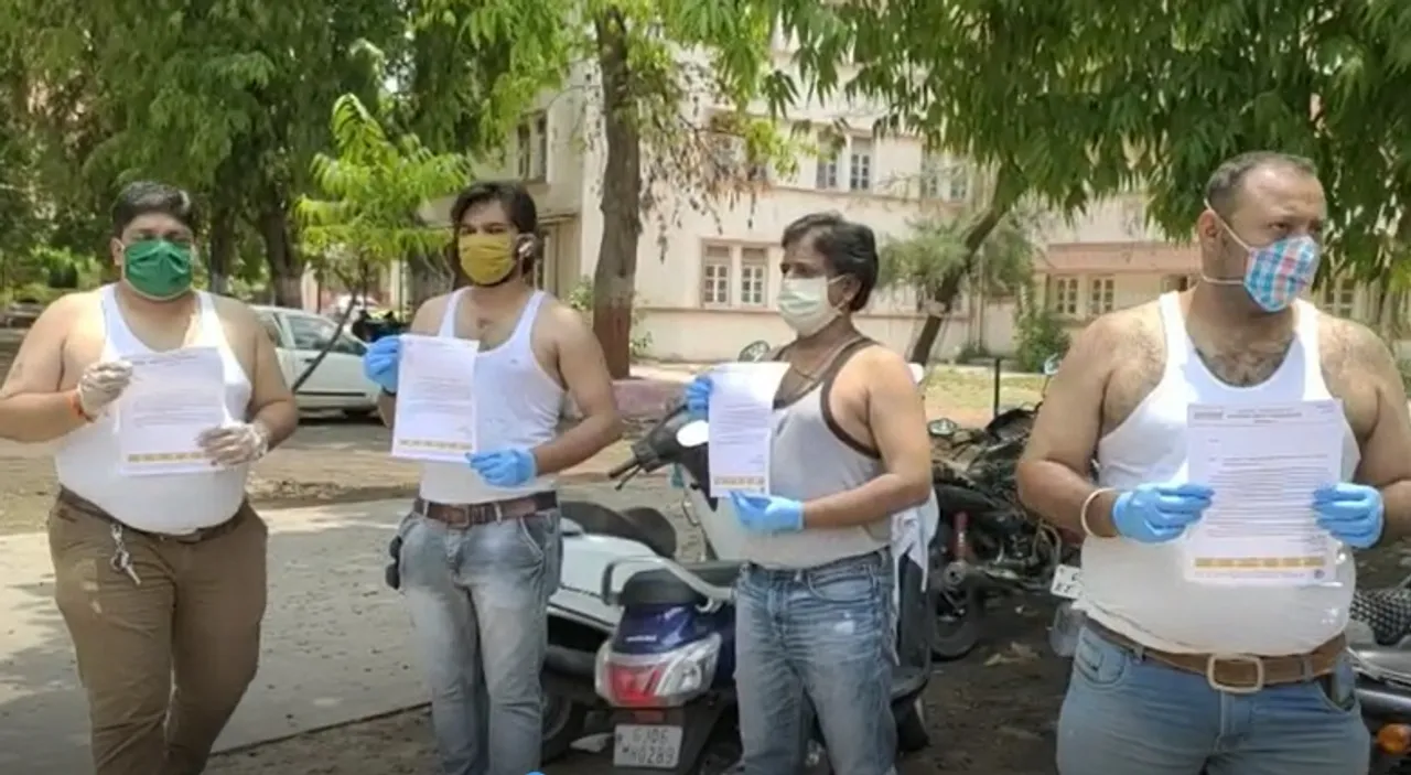 Members of Consumer Rights organisation gives memorandum to Vadodara DEO in semi naked state