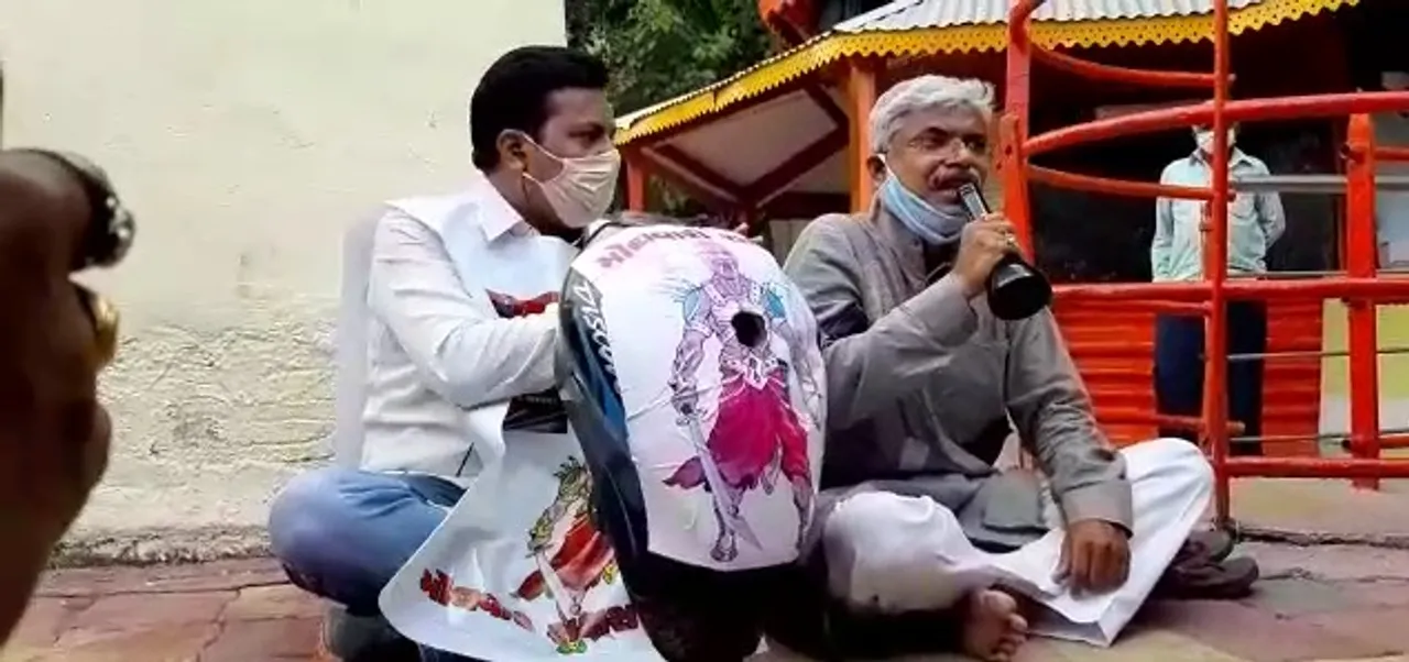 Vadodara Congress senior leaders unique protest against rising fuel prices