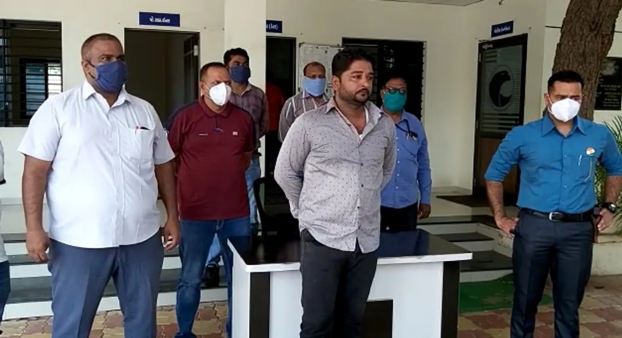Vadodara SOG arrested one for duplicating engine oils of branded companies