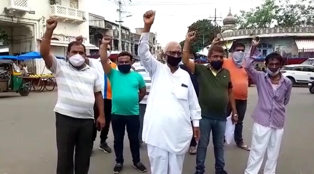 Vadodara fruit market association demand ban of traders coming from outside for business at Khanderao market