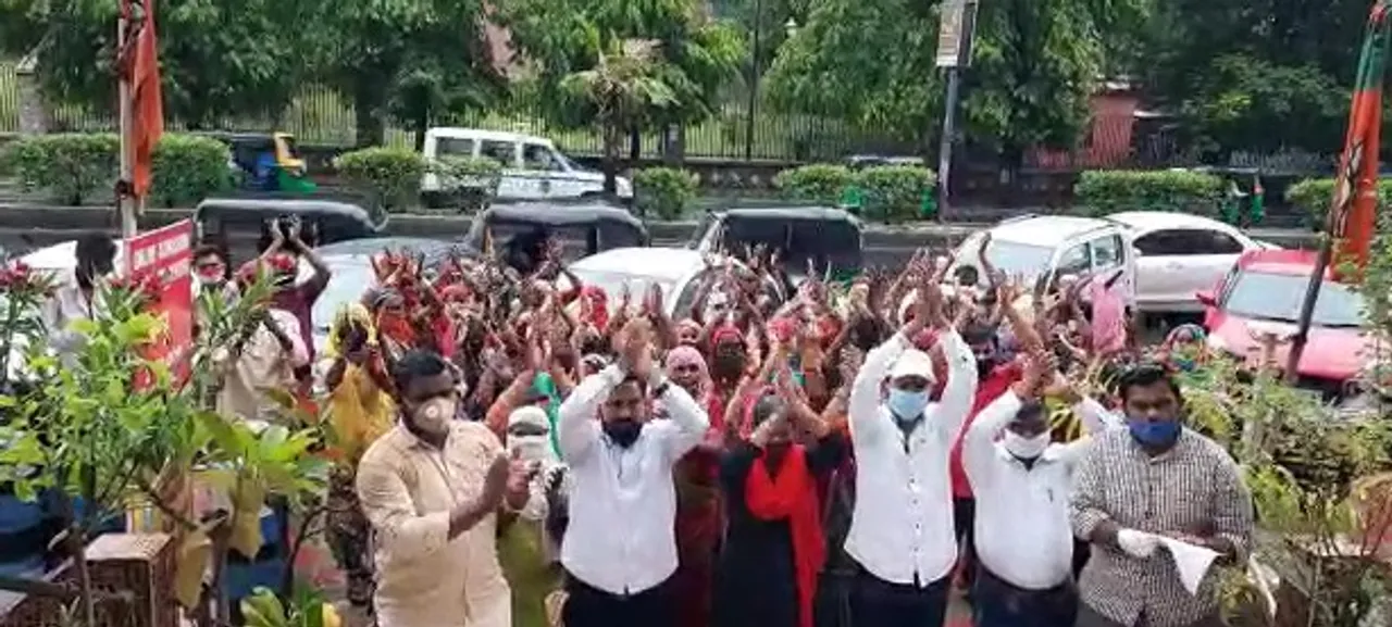 Displaced Sanjaynagar residents represent Vadodara MP Ranjan Bhatt