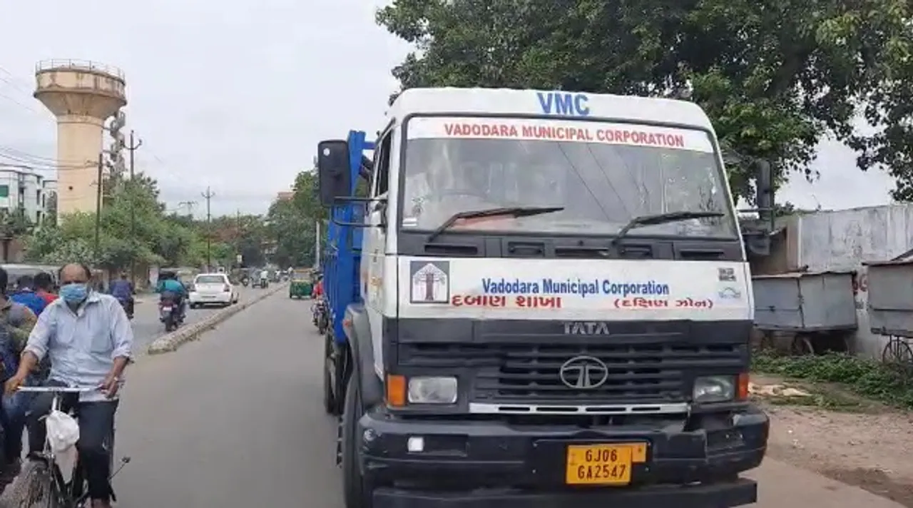 Heated arguments between traders of Shukrawari market and VMC team