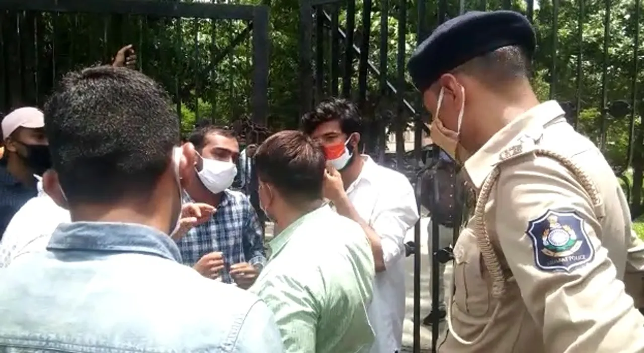 Vadodara NSUI locked DEO office in view of their demand for fee waiver in schools
