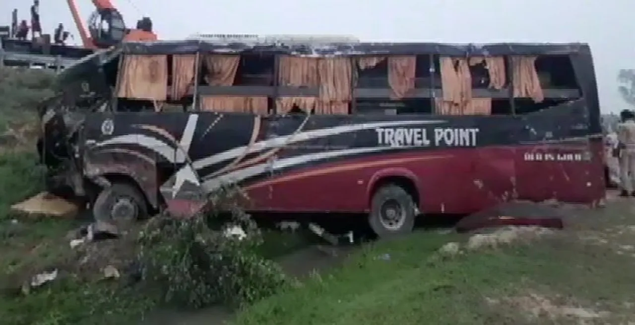 Five killed, 25 injured in accident on Agra-Lucknow Expressway