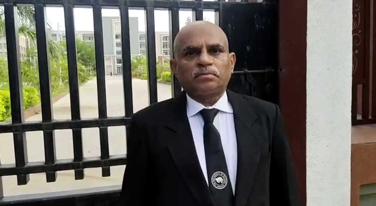 Vadodara advocate Vinod Barot tonsured his head in protest for not allowing the courts to open