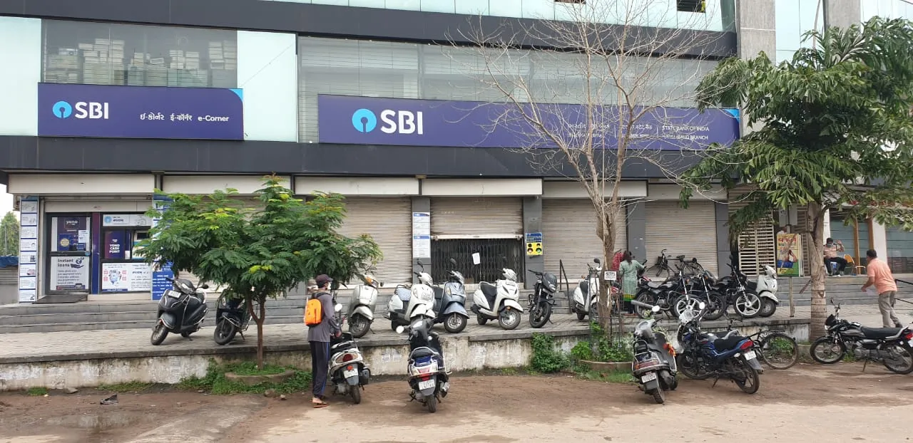 Karelibaug branch of SBI bank closed after employee tested positive of Coronavirus