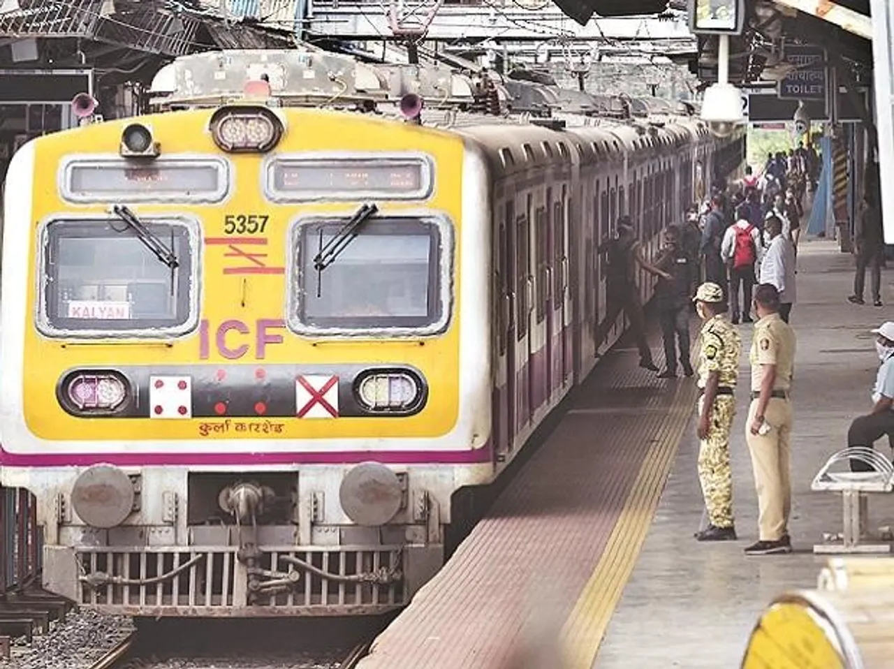 Train coach derails near Mumbai