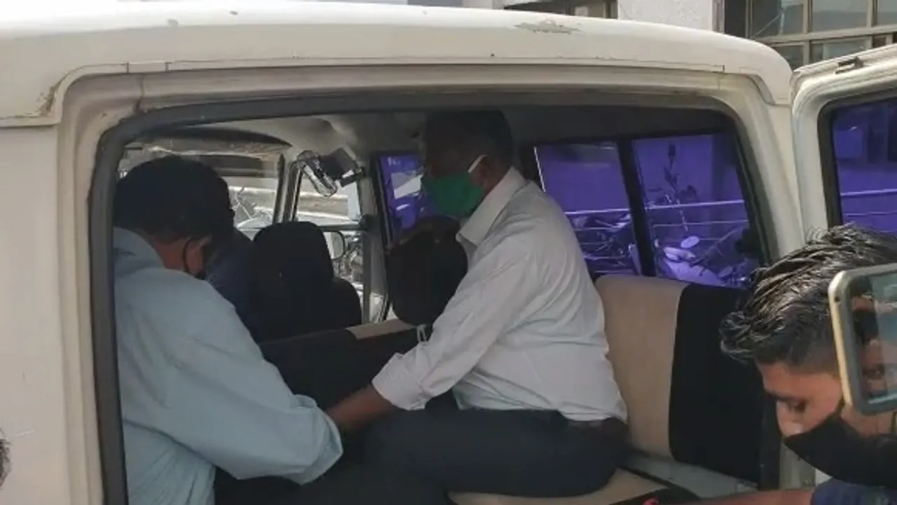 Padra Mamlatdar and Deputy Mamlatdar caught by ACB for taking bribe