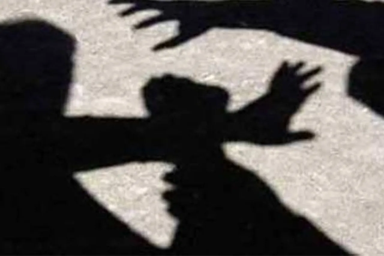 Scooty driver robbed of vehicle by gang came in auto rickshaw