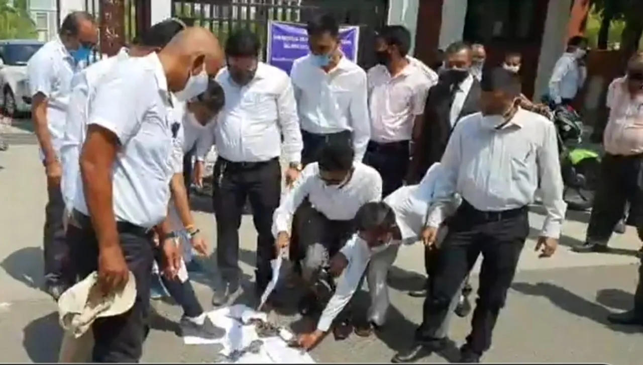 Vadodara lawyers protest against the circular of given Talati the power of taking oath