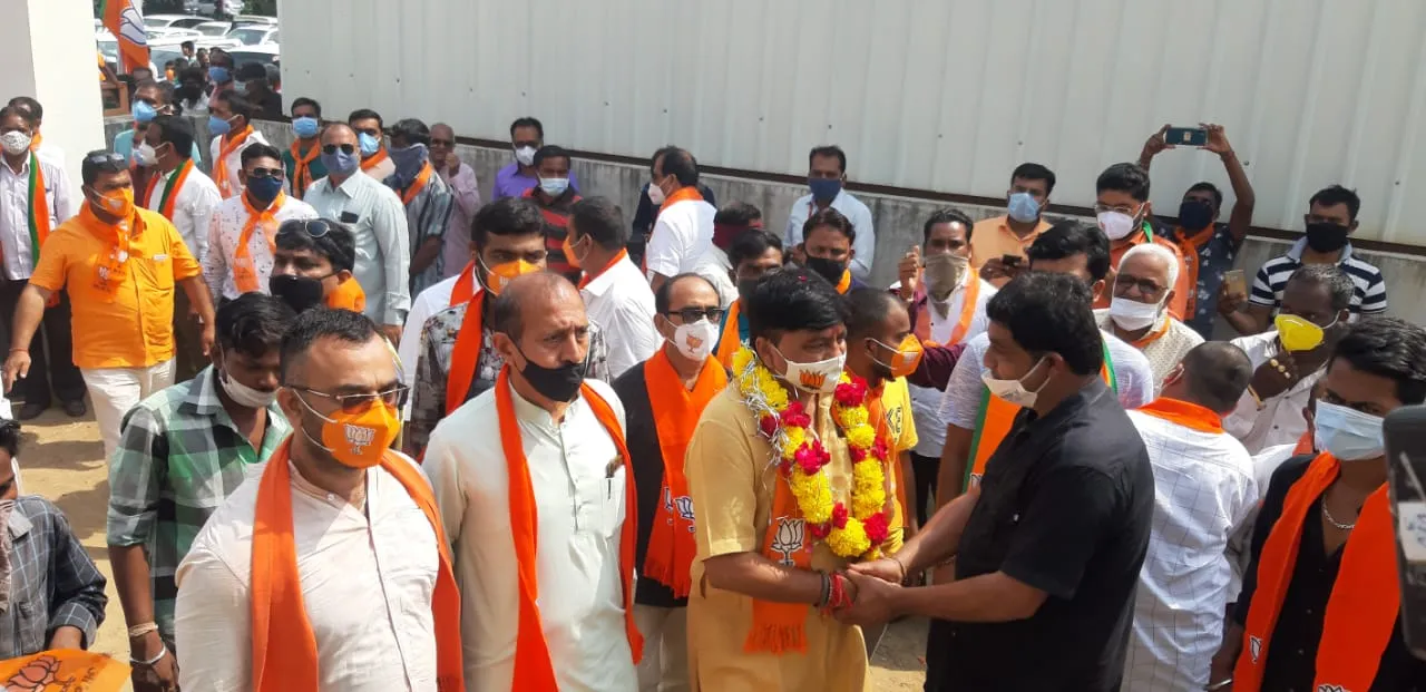 Social distancing rules flouted during nomination filing by Karjan BJP candidate Akshay Patel