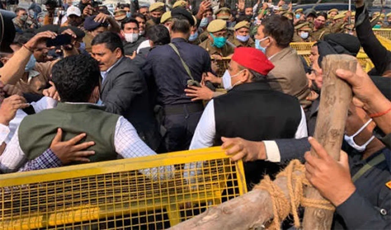 Lucknow: Akhilesh Yadav detained after he sat on Dharna to join farmer’s protest