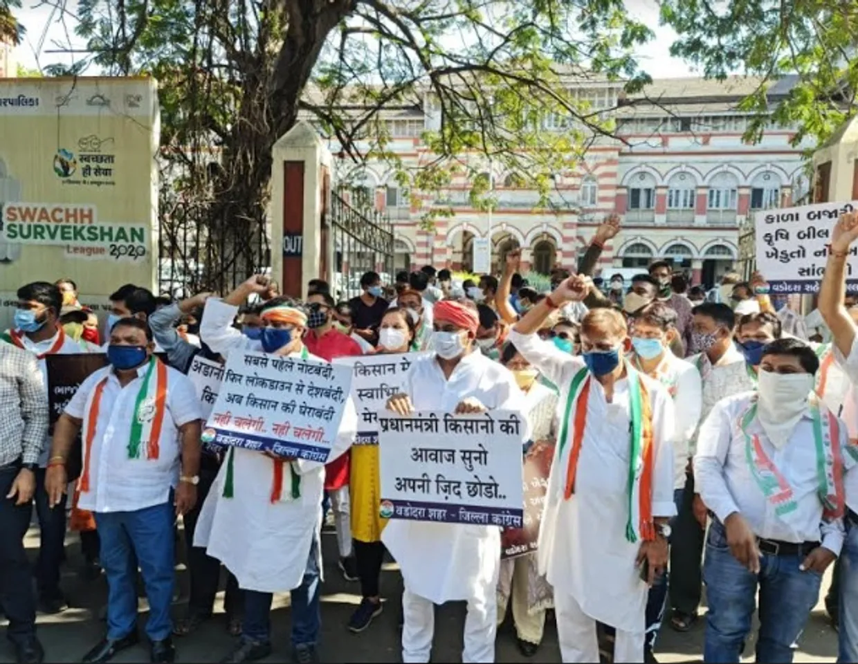 Vadodara Congress staged demonstration at Collectorate in support of farmers Movement