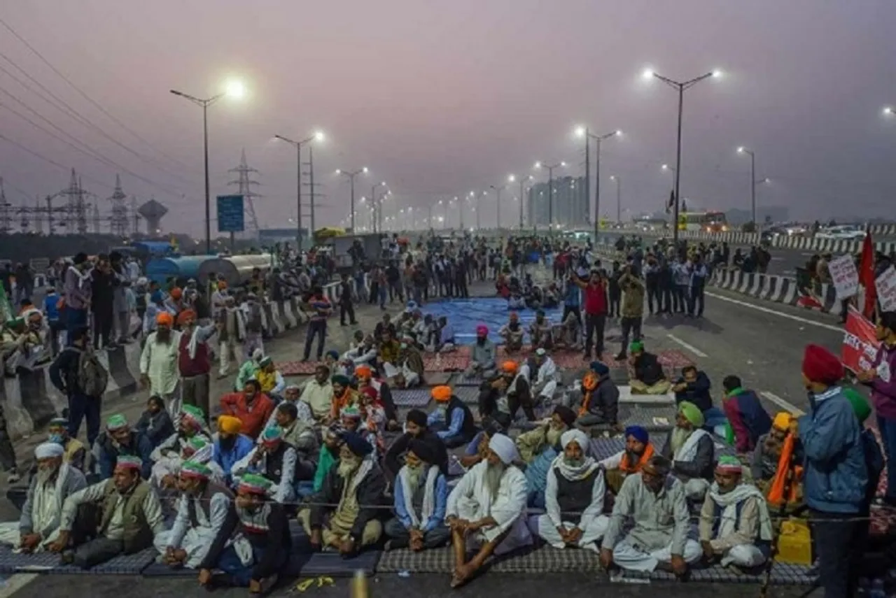 Kejriwal visits Singhu border, reviews arrangements for protesting farmers