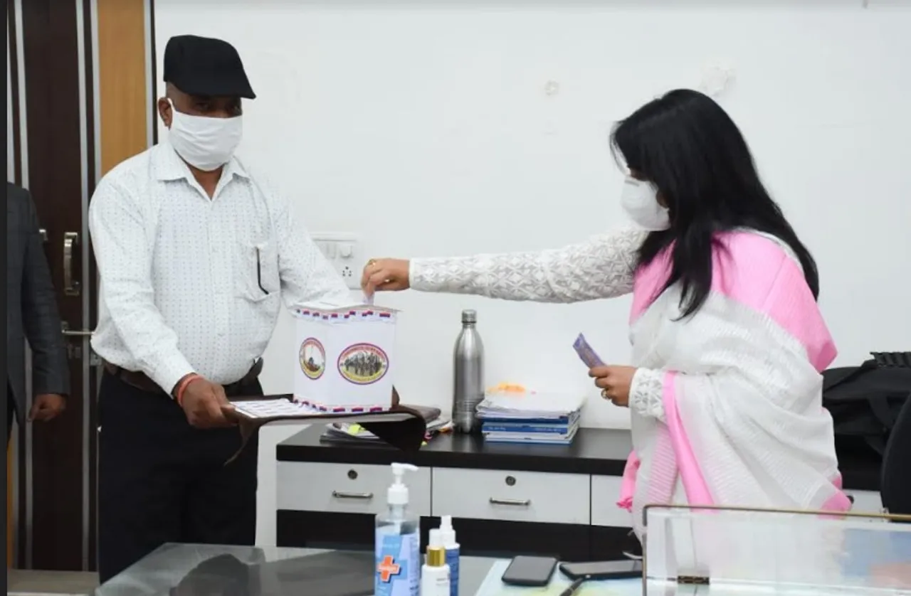 Vadodara Collector Shalini Agarwal presents Armed Flag Day symbol for welfare of Ex-servicemen and their families