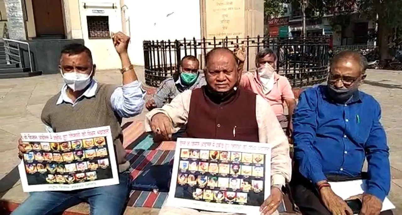Police detained farmers sit on protest against agricultural law in Vadodara