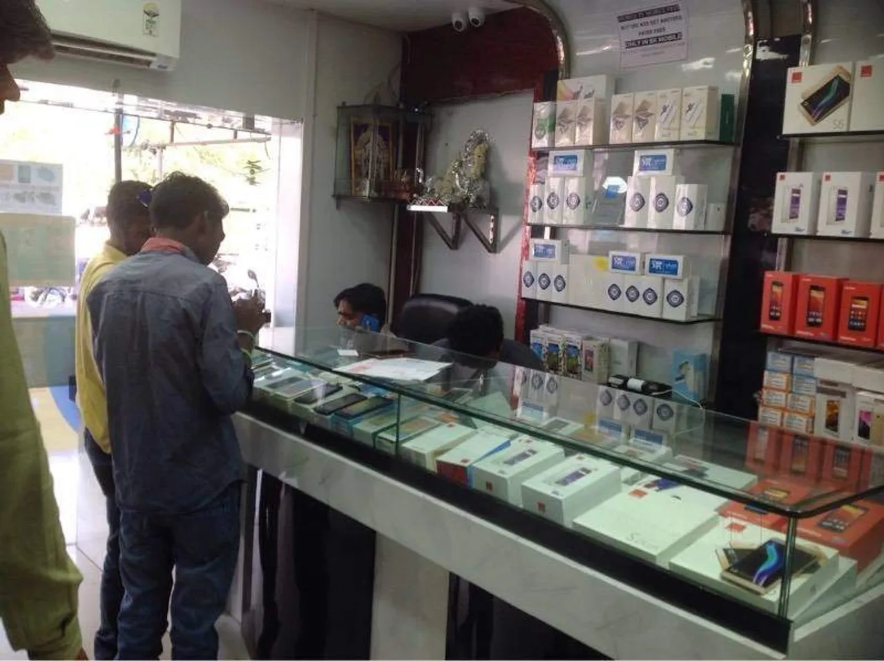 Cheating complaint against store manager of popular S.K. mobile in Vadodara