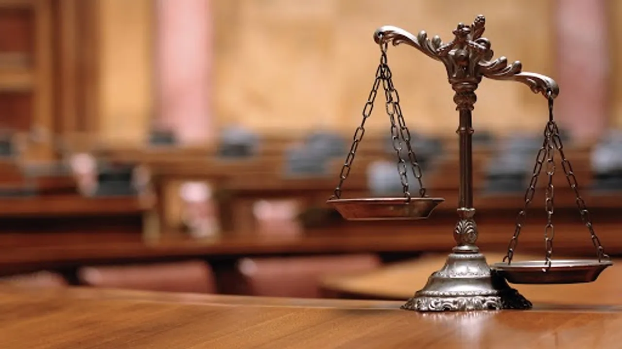 Symbolic fast by Vadodara lawyers demanding to start the court soon