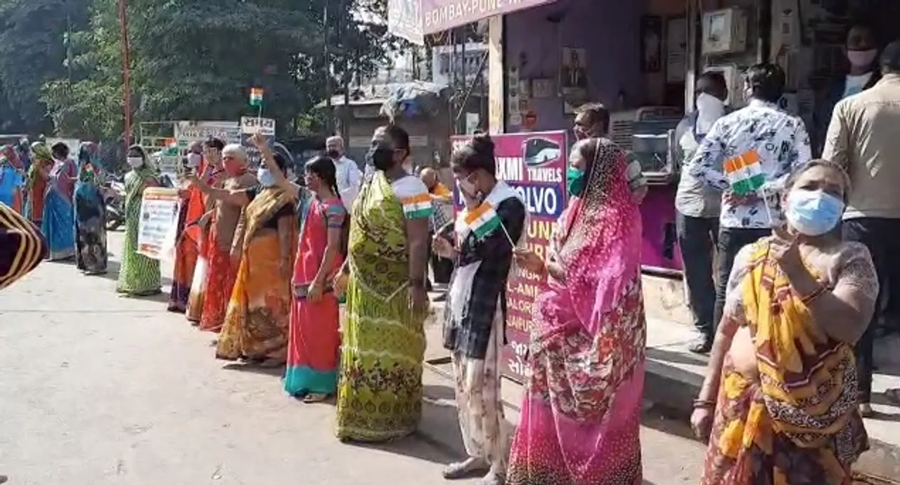 People lives near Pandya hotel in Vadodara formed human chain to protest
