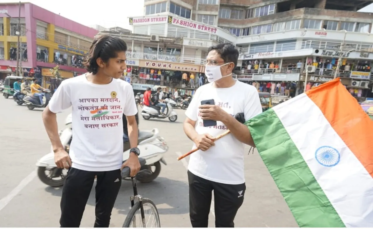 Youth spread unique voting message on his unicycle in Vadodara
