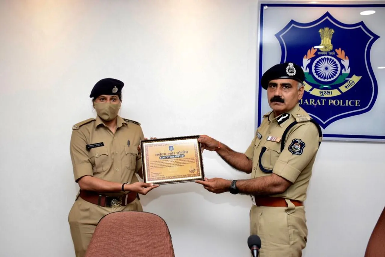 Warasia She team receiving the award of “Cop of the Month” from Vadodara police commsioner