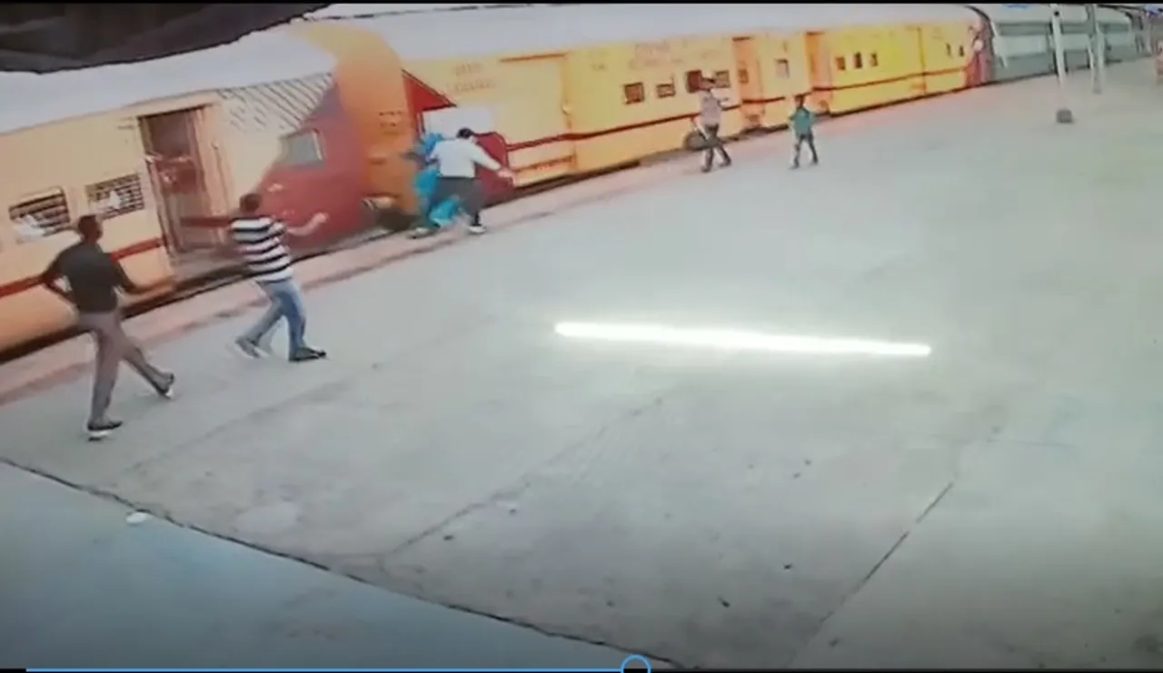 Railway police jawan saved life of lady passenger at Vadodara railway station