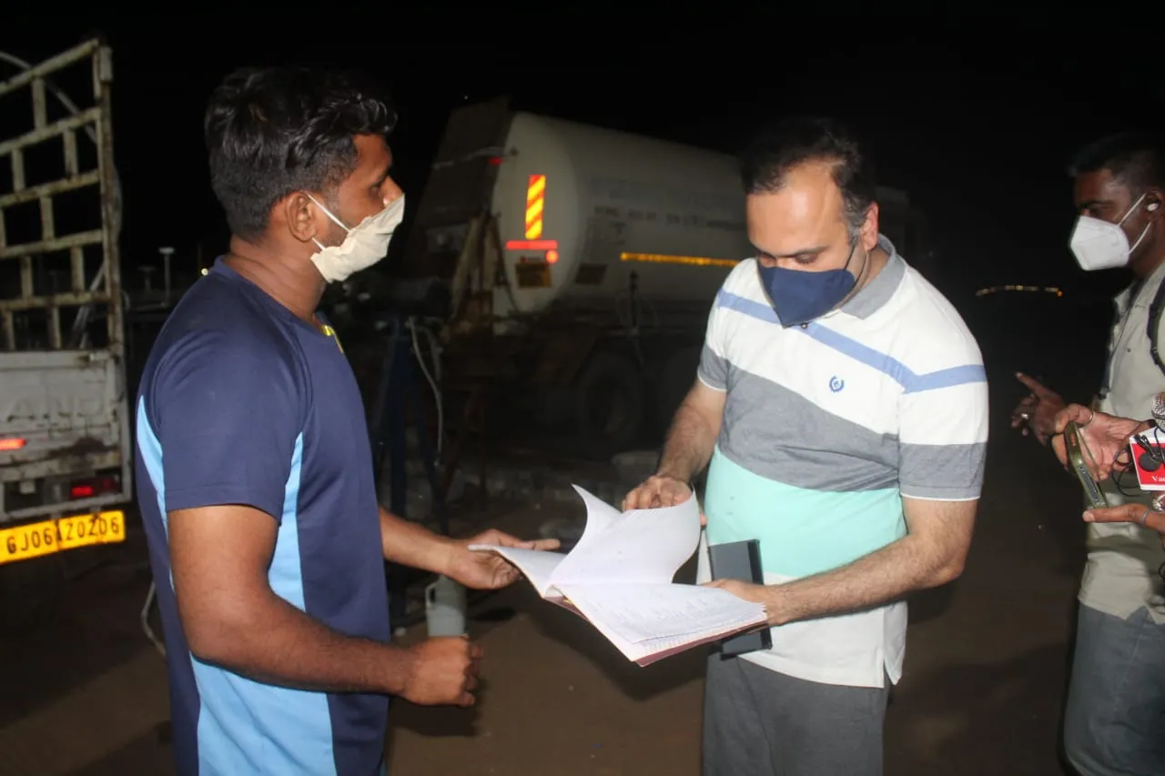 OSD Dr. Vinod Rao visited oxygen refilling centre at Navlakhi ground in Vadodara