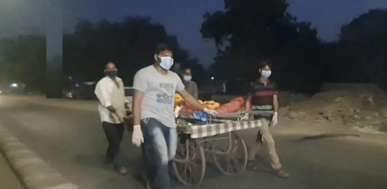 Unable to find ambulance a family in Vadodara took the body on handcart for last rites