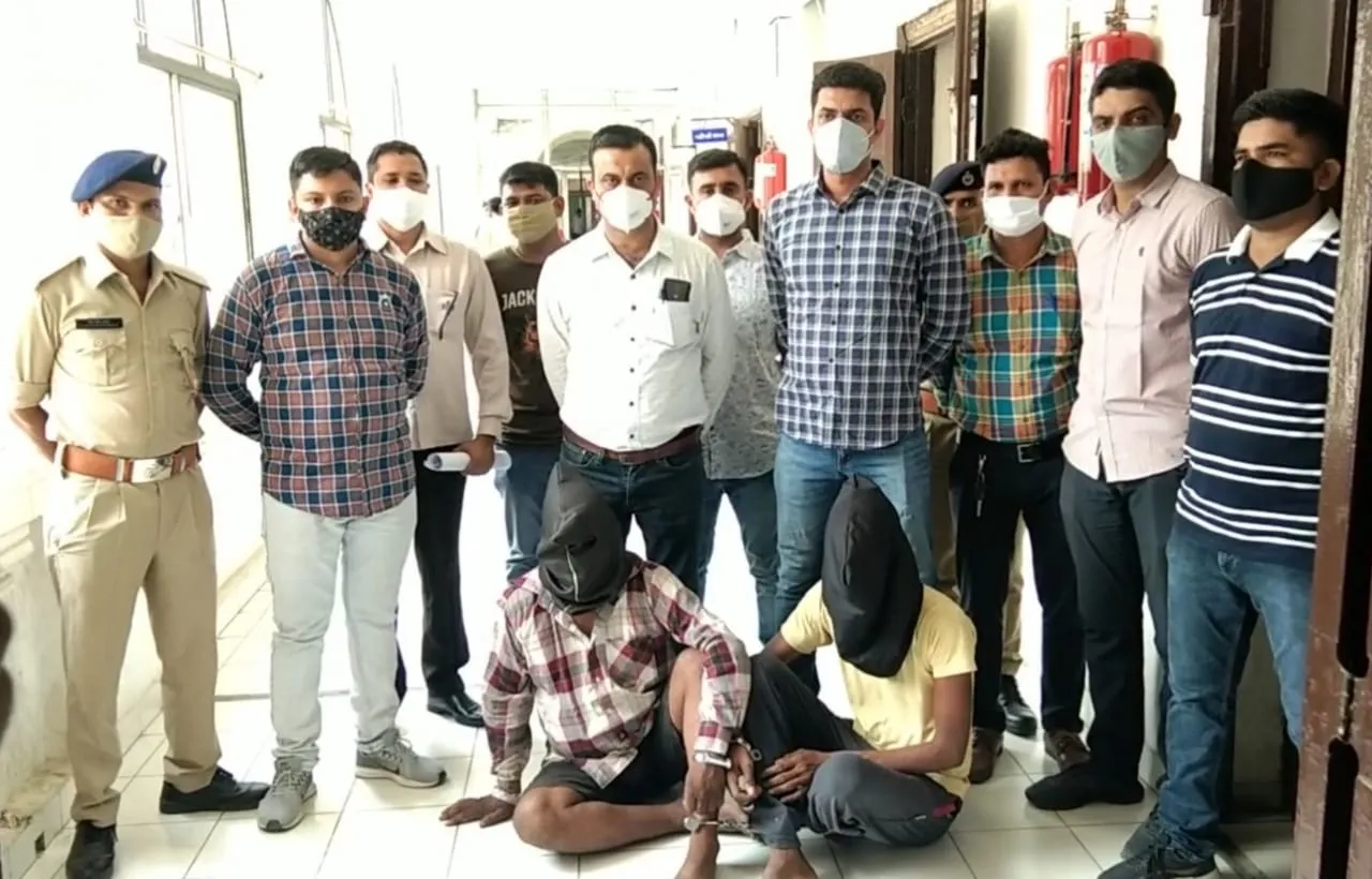 Vadodara rural LCB and SOG caught two notorious criminals from UP involved in firing and robbery case