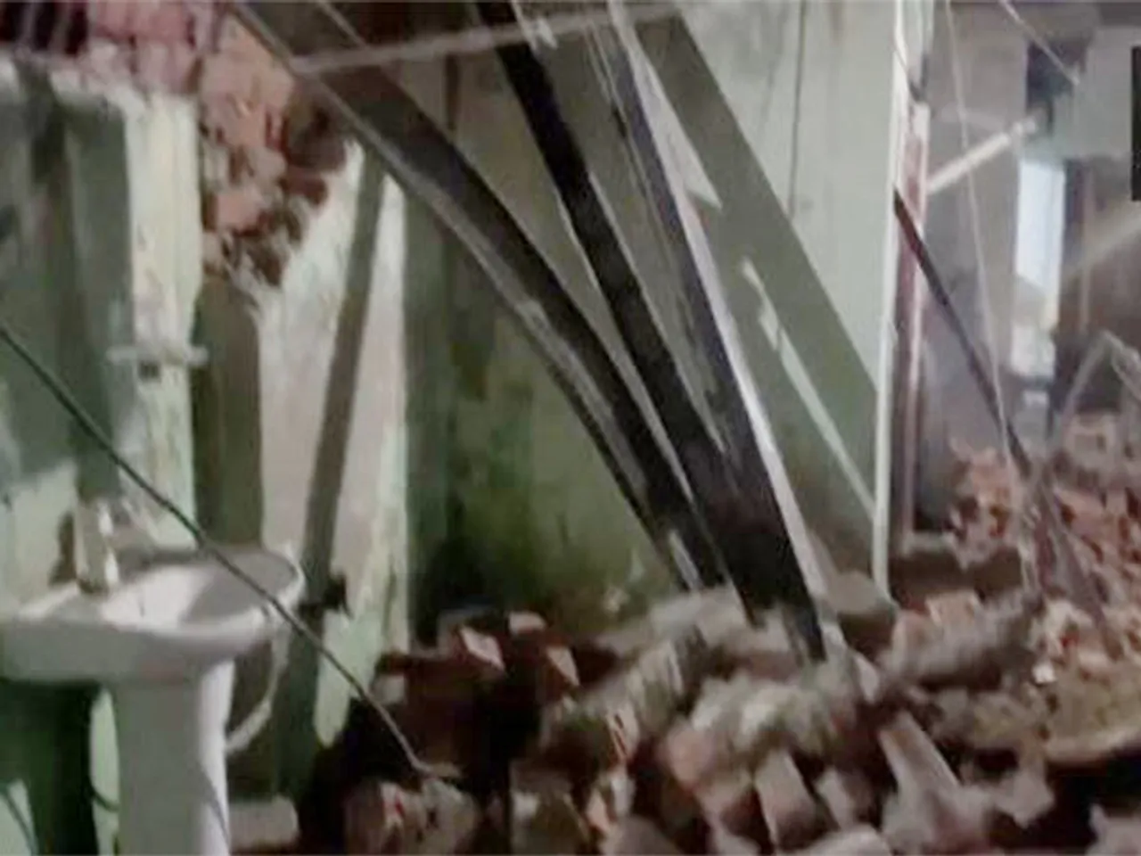 A big tragedy in Delhi, three died when the wall of a building collapsed in Noida