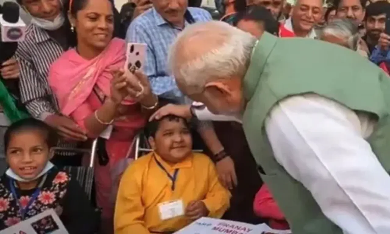 રાજગઢ રોડ કિનારે સ્પેશિયલ બાળકોને જોઈને વડાપ્રધાન મોદીનો કાફલો થંભી ગયો