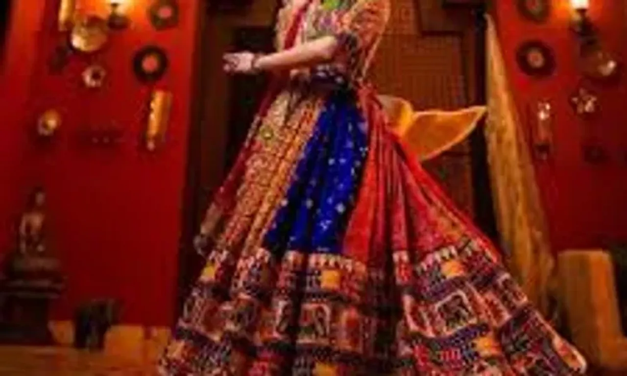 નવરાત્રીમાં તમારા આઉટફિટને આપો અનોખો લુક, ગ્લેમરસની સાથે સાથે મળશે યુનિક લુક......