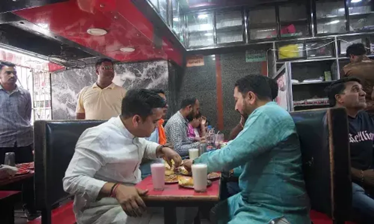 કરછ: ભુજની પાઉંભાજીનો સ્વાદ માણતા ગૃહપ્રધાન હર્ષ સંઘવી