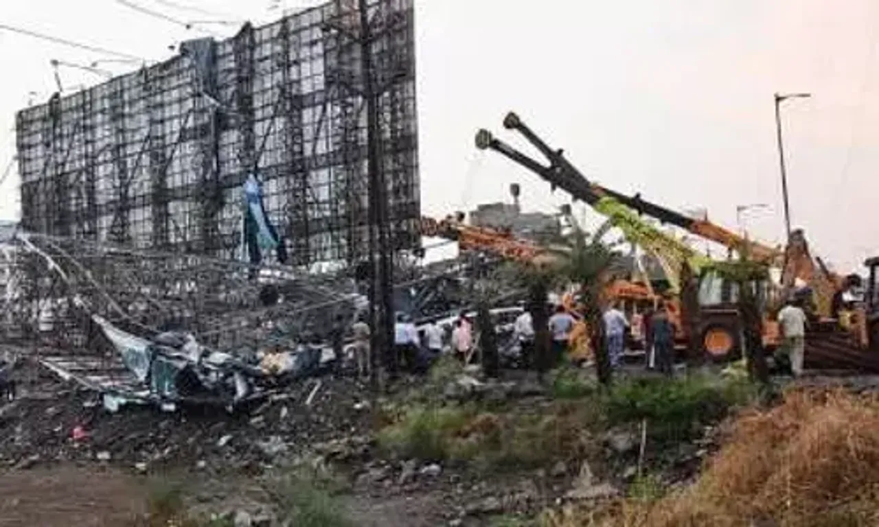 પુણે : પિંપરી ચિંચવડ શહેરના રાવત કિવલે વિસ્તારમાં લોખંડનું હોર્ડિંગ તૂટી પડતાં છ લોકોનાં મોત