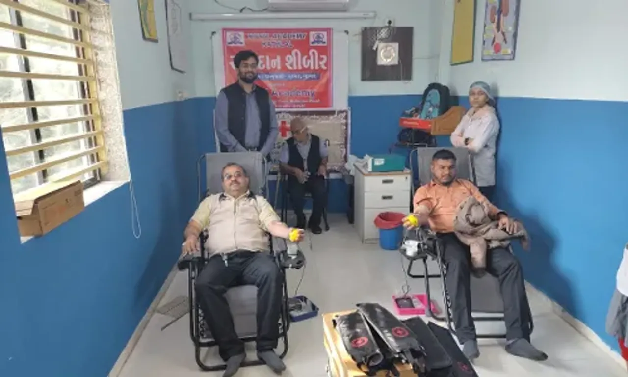 ખેડા : નડિયાદની ઇન્ડિયન રેડક્રોસ સોસાયટીના સહયોગથી કઠલાલમાં રોયલ એકેડેમી દ્વારા રક્તદાન શિબિર યોજાય