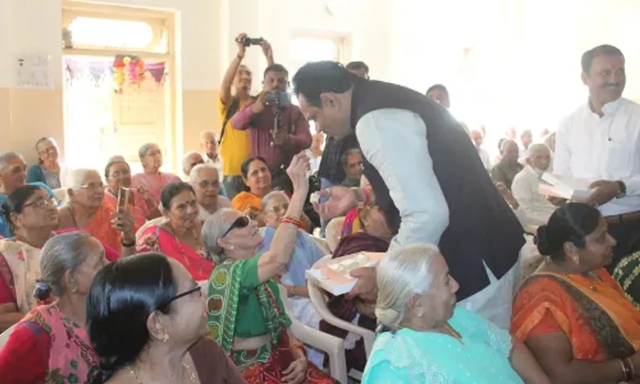 ભાવનગર : વૃદ્ધાશ્રમના વડીલો અને સૈનિક પરિવારો સાથે શિક્ષણમંત્રીએ કરી દિવાળી પર્વની ઉજવણી...