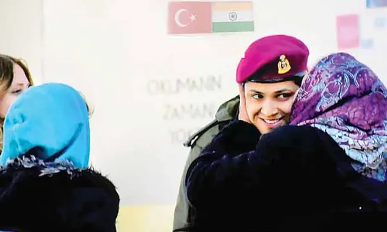 તુર્કીમાં એક મહિલાને ગળે લગાવતા જોવા મળ્યા મેજર બીના તિવારી, કહ્યું રાહત કાર્ય કેટલું મુશ્કેલ હતું