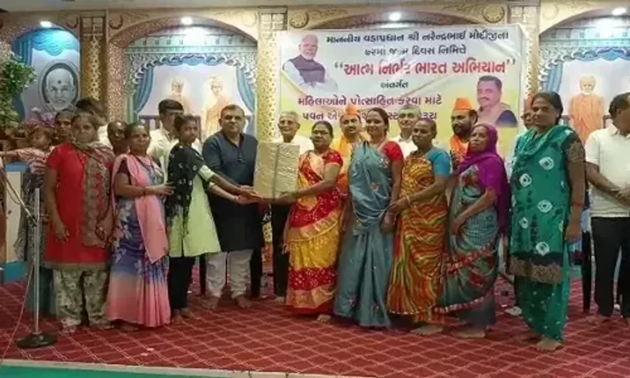 ભરૂચ : આત્મનિર્ભર ભારત યોજના અંતર્ગત જરૂરીયાતમંદ બેહનોને રો-મટીરિયલ અને મશીનનું વિતરણ કરાયું