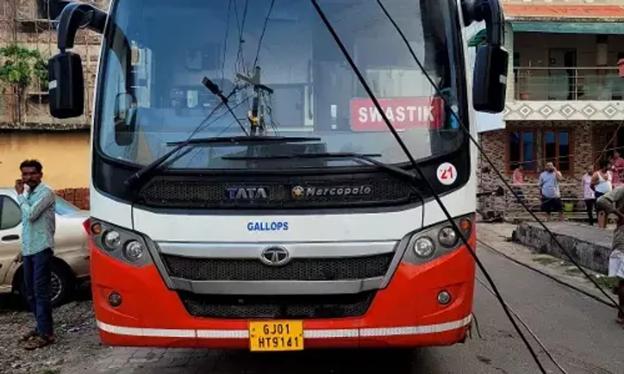 ભરૂચ: ઝાડેશ્વર નજીક ખાનગી બસ વીજ પોલ સાથે ભટકાય, મોટી દુર્ઘટના ટળી