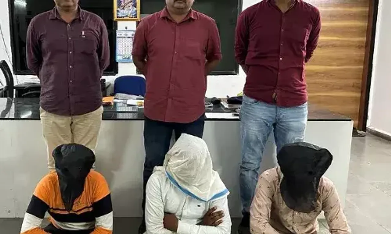વડોદરા : પાદરા-જંબુસર માર્ગ પર મોપેડ ચાલક સાથે થયેલ લૂંટનો ભેદ ઉકેલાયો, પોલીસે કરી 3 શખ્સોની ધરપકડ