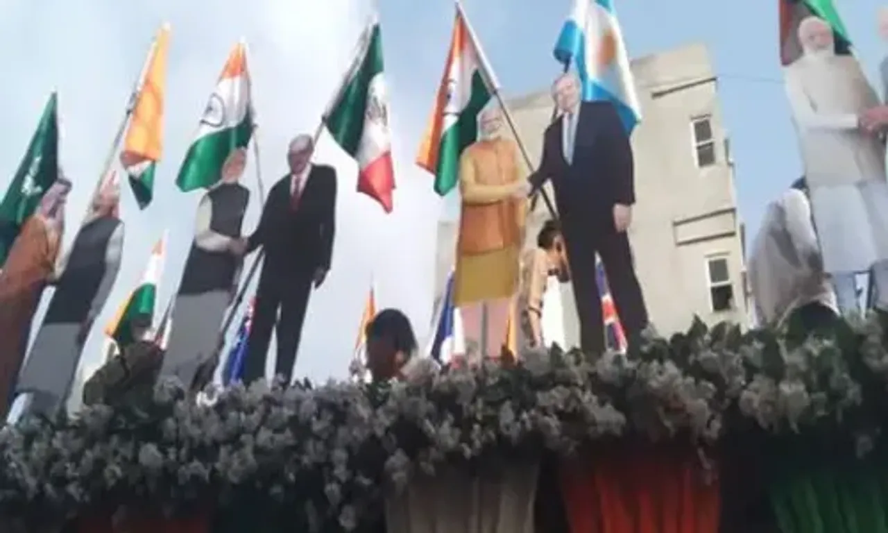 રથયાત્રાનાં ટેબ્લોમાં PM મોદી છવાયા,મોદીની વિશ્વનેતાઓ સાથેની ઝાંખી જોવા લોકોની પડાપડી