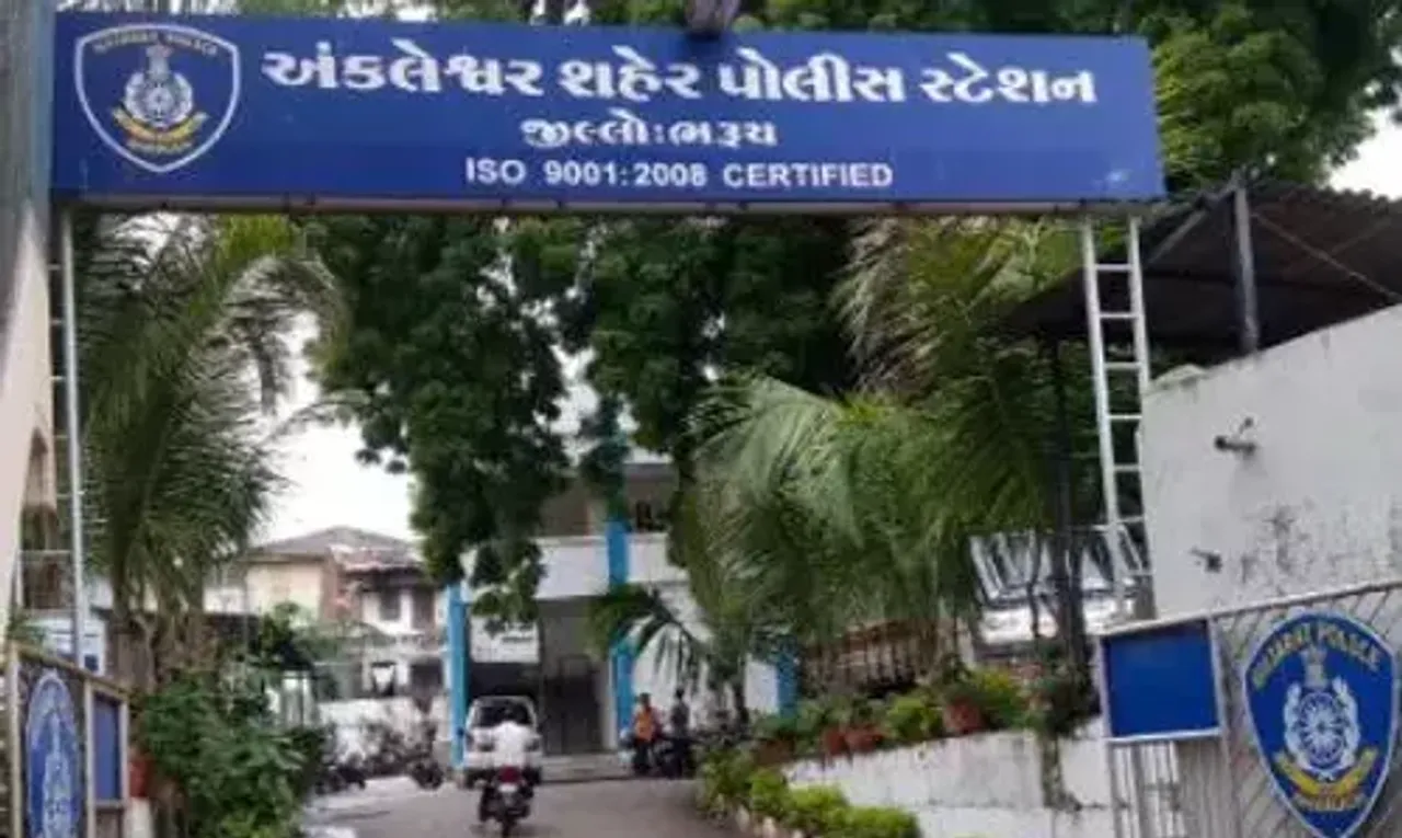 અંકલેશ્વર: ચૌટાનાકા નજીકથી મોપેડ પર વિદેશી દારૂની હેરાફેરી કરતા બુટલેગરની પોલીસે કરી ધરપકડ