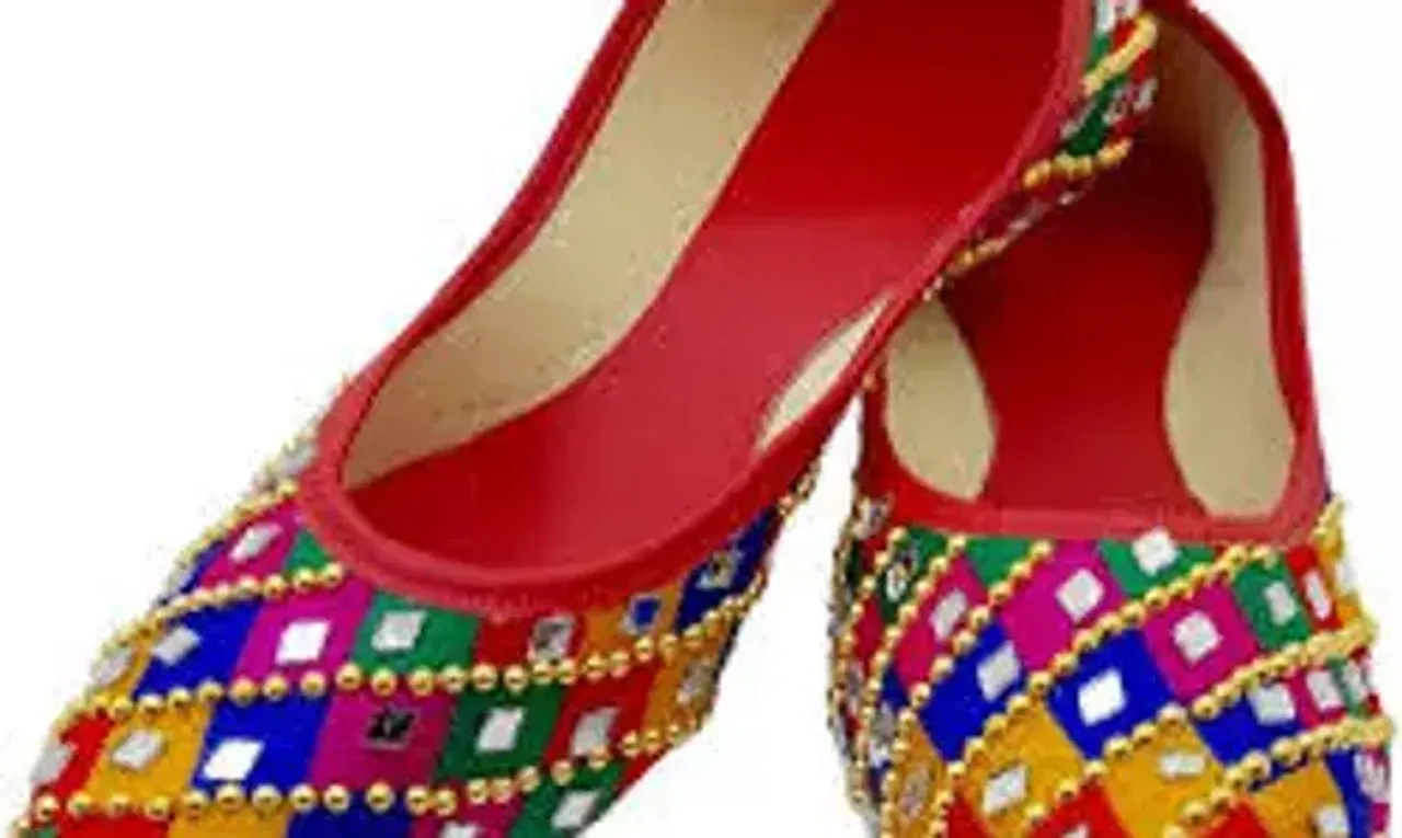 ટ્રેડિશનલ કપડાં સાથે મિરર વર્ક મોજડીની આ 3 ડિઝાઇન ટ્રાય કરો, એકદમ મસ્ત લાગશે.....