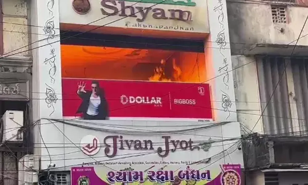 વડોદરા: સાધના ટોકીઝની ગલીમાં આવેલ જીવન જ્યોત દુકાનમાં આગ લાગી સાંકડી ગલીના કારણે ફાયરની ગાડી અટવાઈ